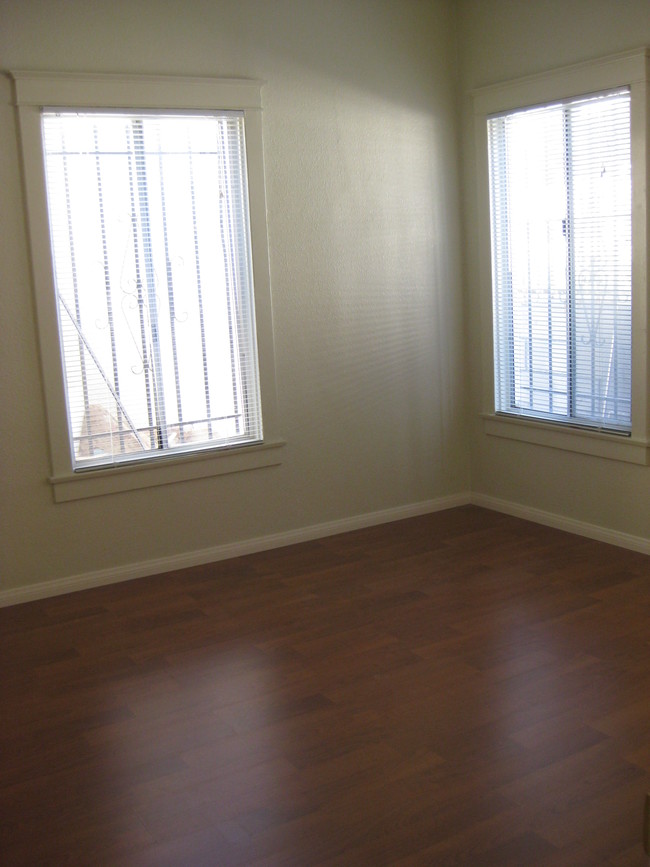 bedroom 1 - 959 N Wilton Pl