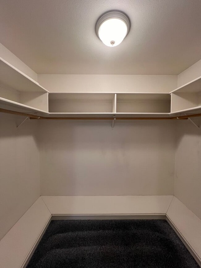 Building Photo - Open Concept Living Close to Downtown Gran...