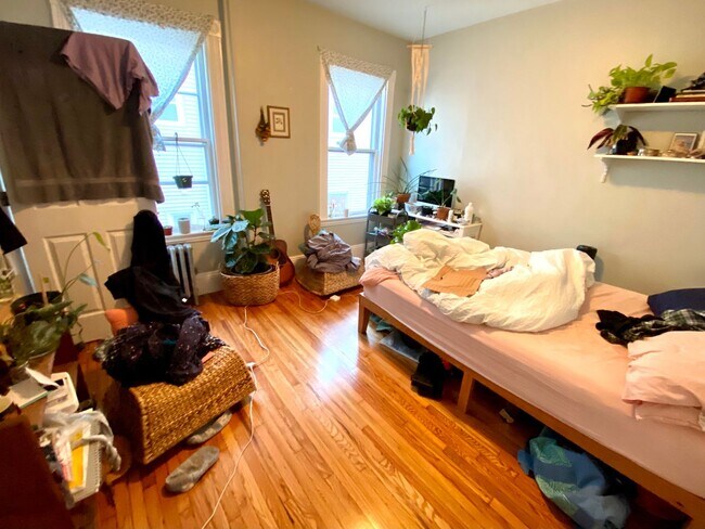 Building Photo - Mission Hill Modern 4bed / 2bath with laundry in unit- available September 2026