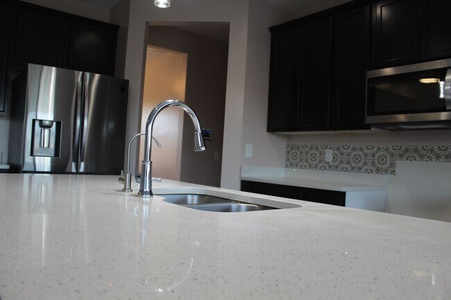 Building Photo - Beautiful 4 Bedroom in Avon!