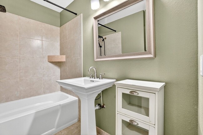 Building Photo - 13525 SW Roan Ct