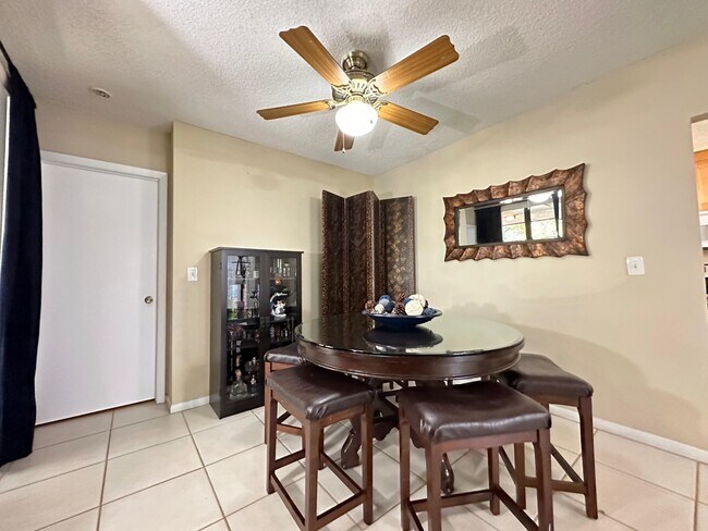 Building Photo - 4509 Carambola Cir S