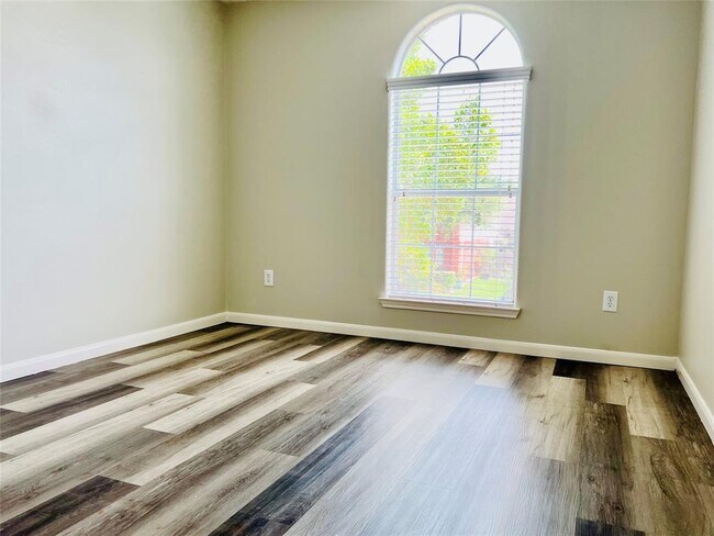 Building Photo - 13715 Branford Greens Dr