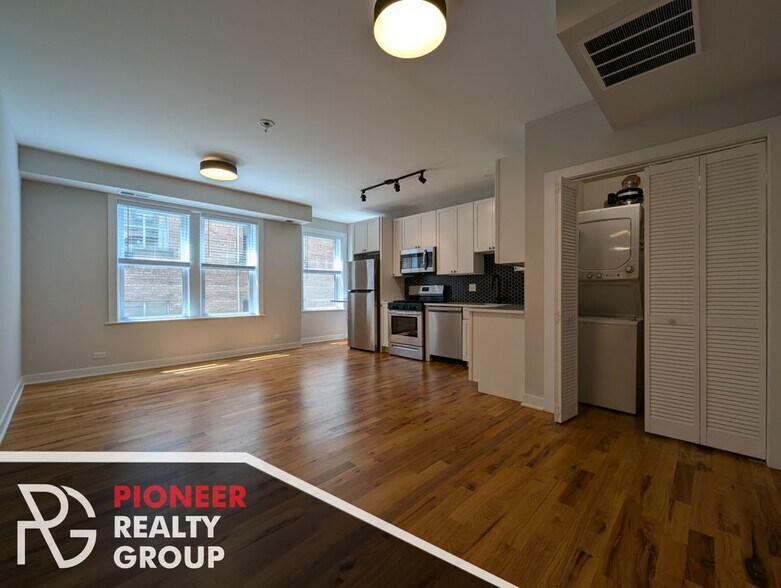 Building Photo - 656 W Wrightwood Ave