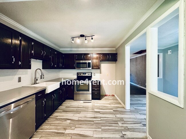 Building Photo - Overland Park Ranch w/ Wood Floors, Update...