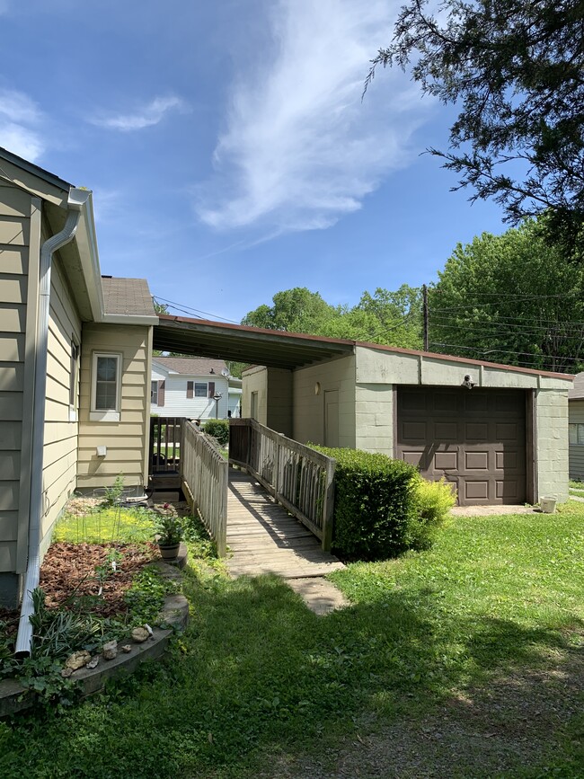 Detached garage - 2913 S Rogers St