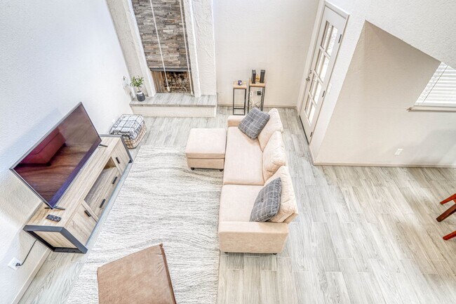 Building Photo - 311 Zenith Dr