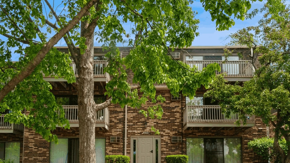 Building Photo - 239 W Court of Shorewood