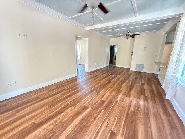 Building Photo - 3/2 Cottage Available! No deposit if qualified!