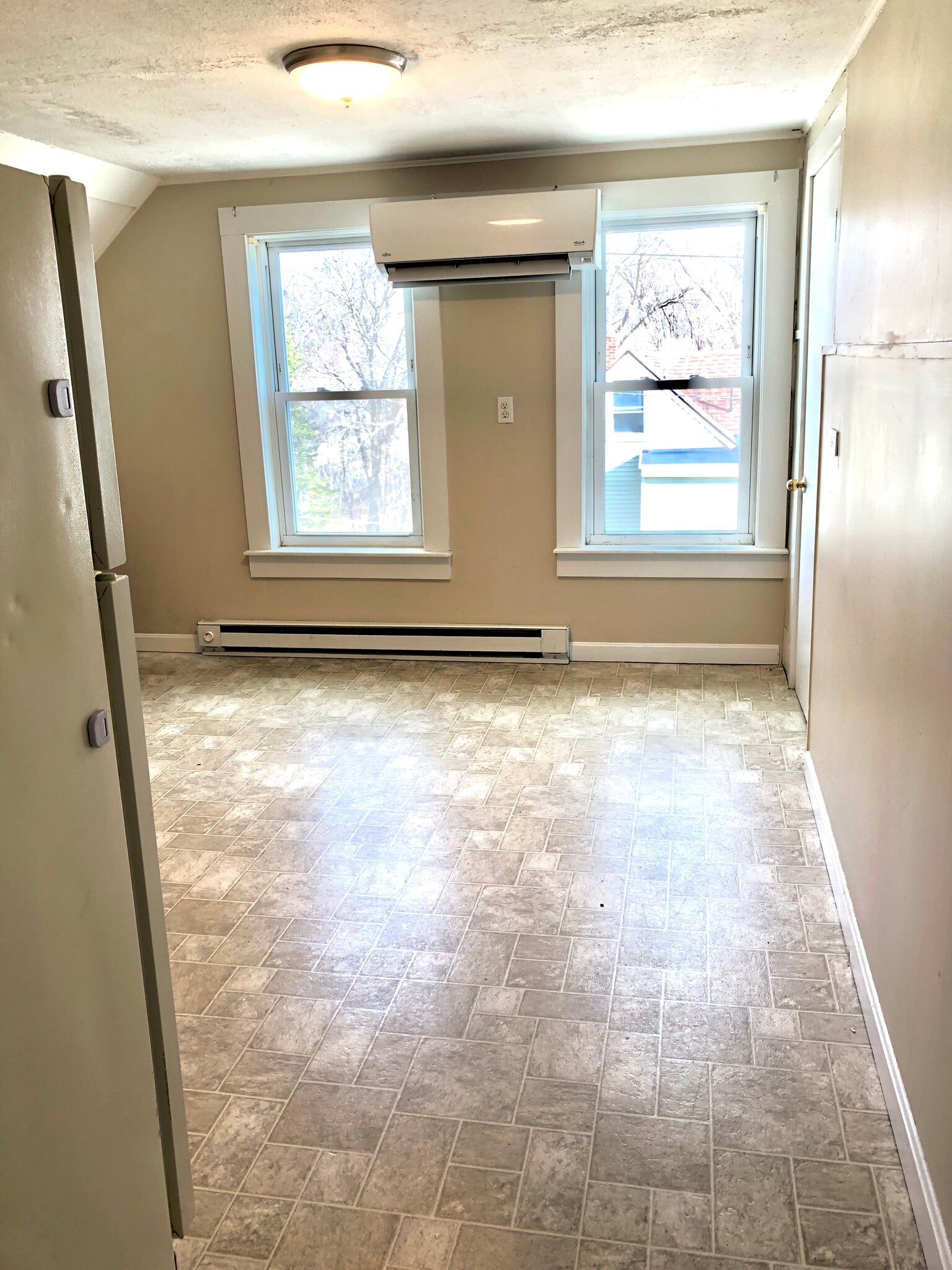 entrance to kitchen - 72 Ash St