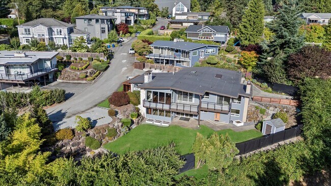 Building Photo - 9 Maple Ln