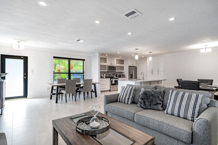 Primary Photo - 960 NE 90th St