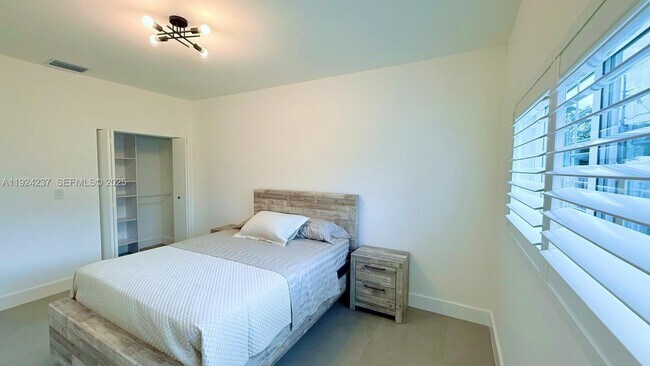 Building Photo - 4701 NE 3rd Ave