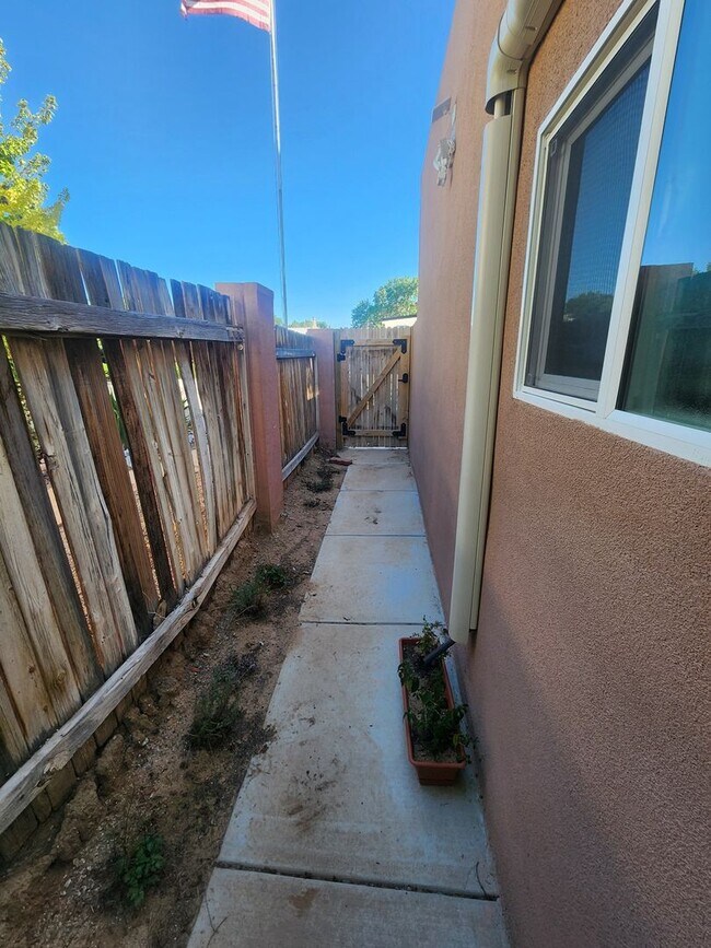 Building Photo - 2 bdr 2 bath kitchen fully furnished apartment with private entrance in quiet neighborhood in Alb...