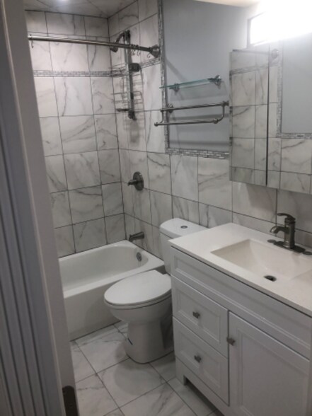 Building Photo - 1826 W Erie St