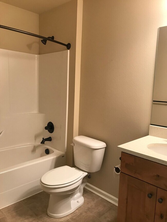 Building Photo - Beautiful NE Bend home, includes office an...