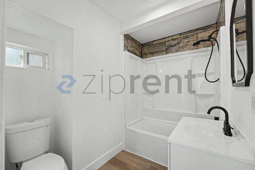 Building Photo - Unit