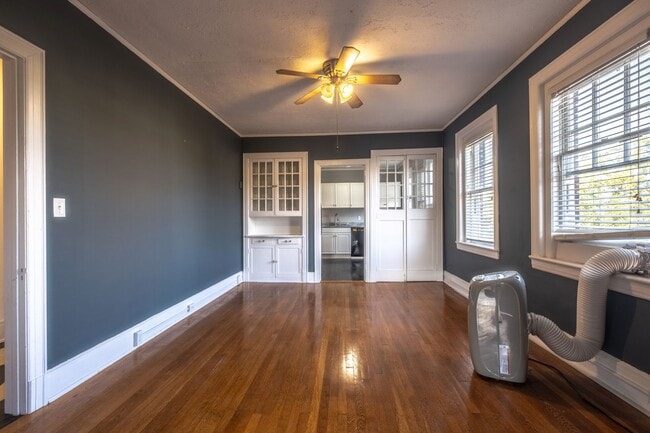 Building Photo - Historic Apartment near downtown with a vi...