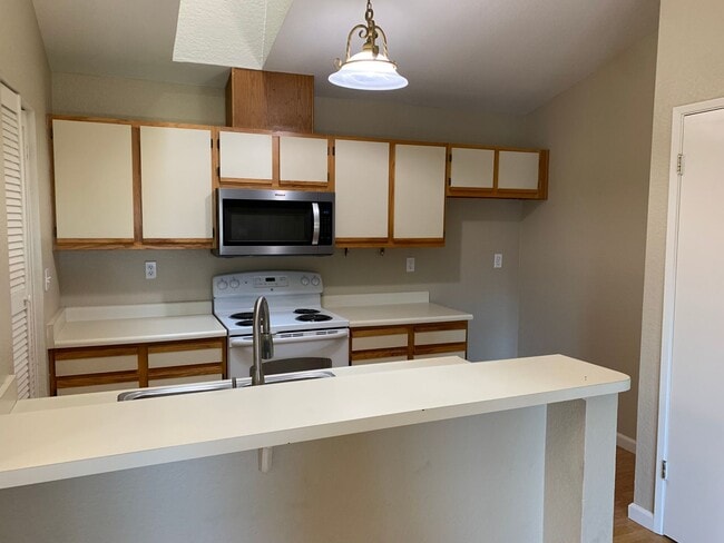 Building Photo - Ready for Move In! Townhome in Brentwood G...