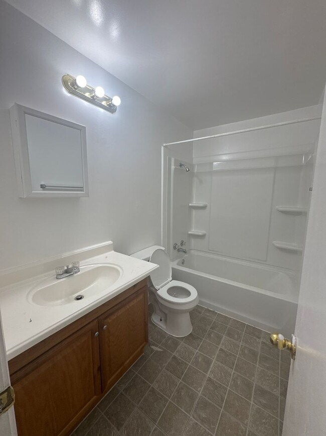 Building Photo - Quail Hollow 12