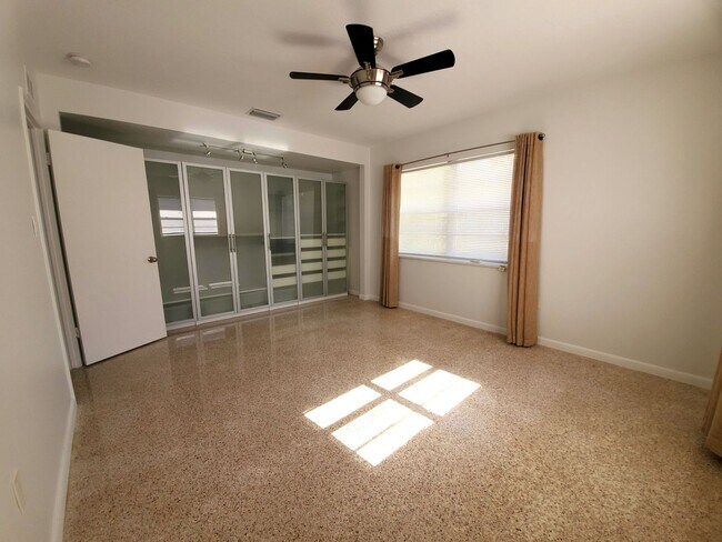 Building Photo - Stunning Pool Home in Sapphire Shores – West of the Trail Near the Ringling Museum