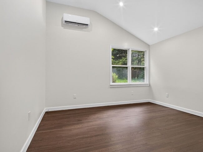 Building Photo - 3 Bed/2 Bath Home with Private Yard