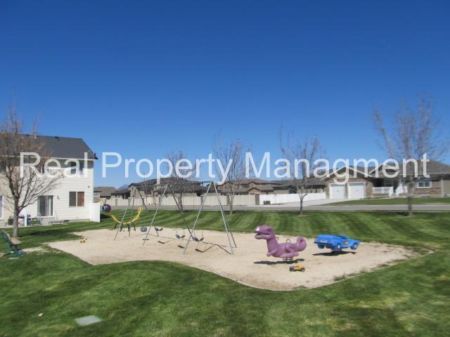 Building Photo - 3 Bedroom Townhome in Smithfield.  Available for August move in!