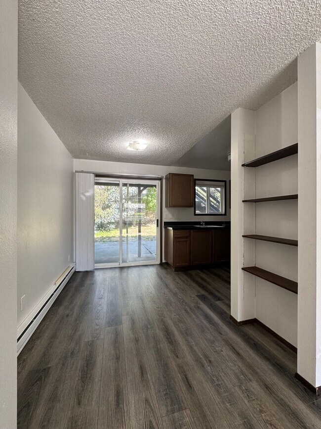 Building Photo - 1204 N B St