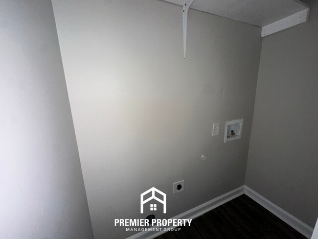 Building Photo - Modern 3BR/2BA Bartlett Area Home | Brick Fireplace & Spacious Fenced Yard