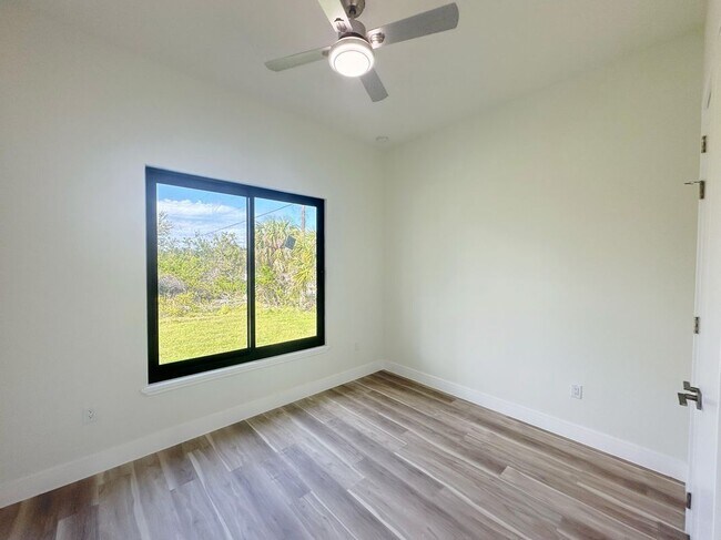 Building Photo - 15561 Aldama Cir