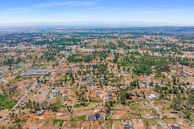 Building Photo - Paradise-Newer construction, 2 bed 2 bath +Bonus room, Garage, fenced yard, RV parking