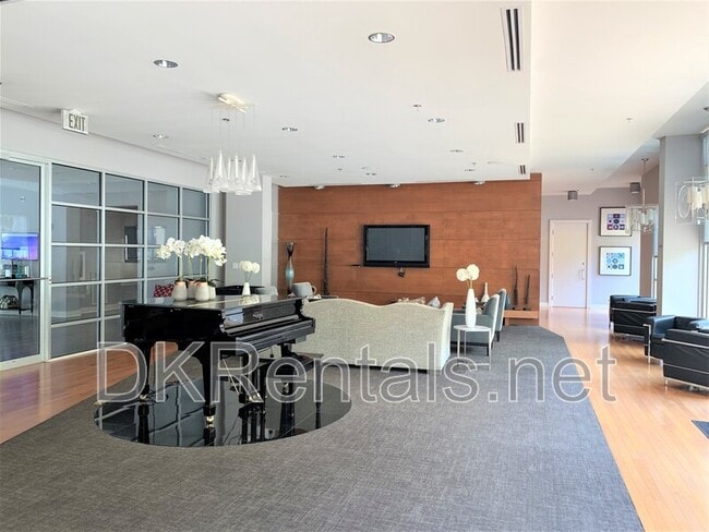 Building Photo - 711 Cosmopolitan Dr NE