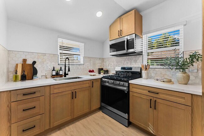 Building Photo - 6730 Mohawk St