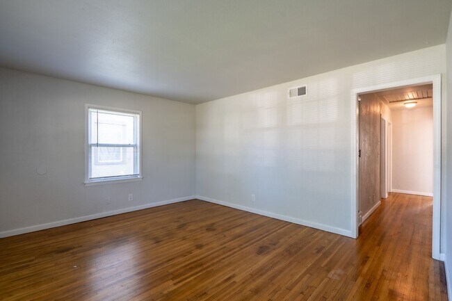 Building Photo - 3 Bed / 1 Bath in Tulsa!