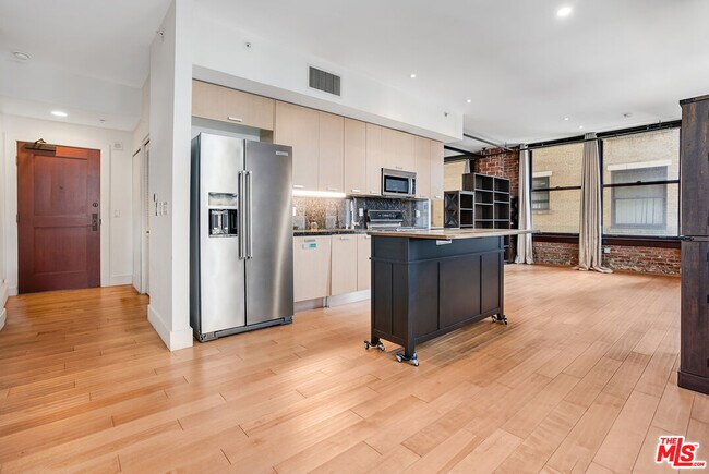 Building Photo - 460 S Spring St