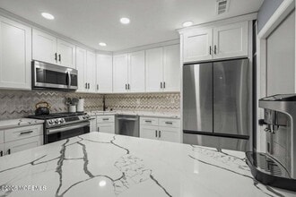 Building Photo - 701 Zlotkin Cir