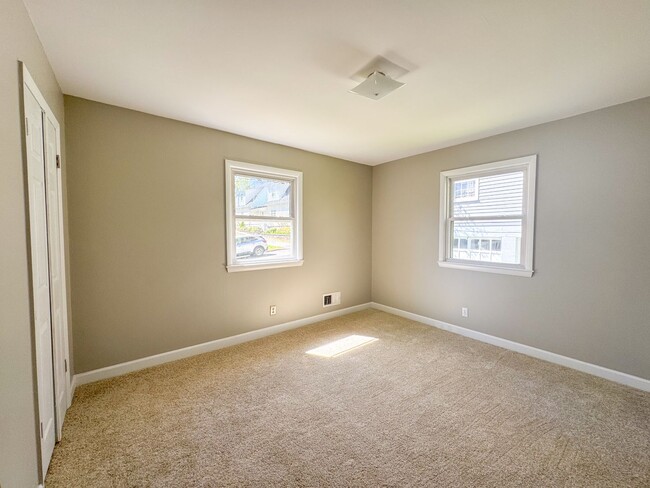 Building Photo - 107 Park Ln W