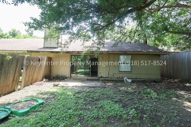 Building Photo - 1359 E 60th St