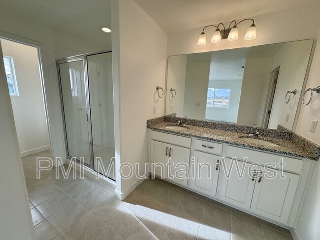 Building Photo - 805 W 510 S