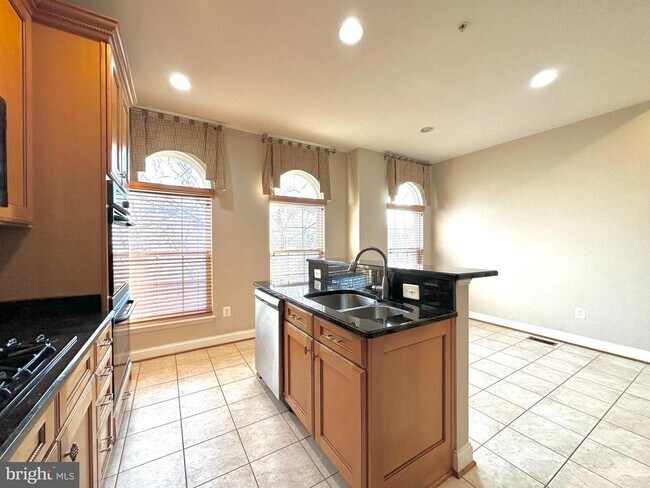 Building Photo - 11837 Regents Park Dr