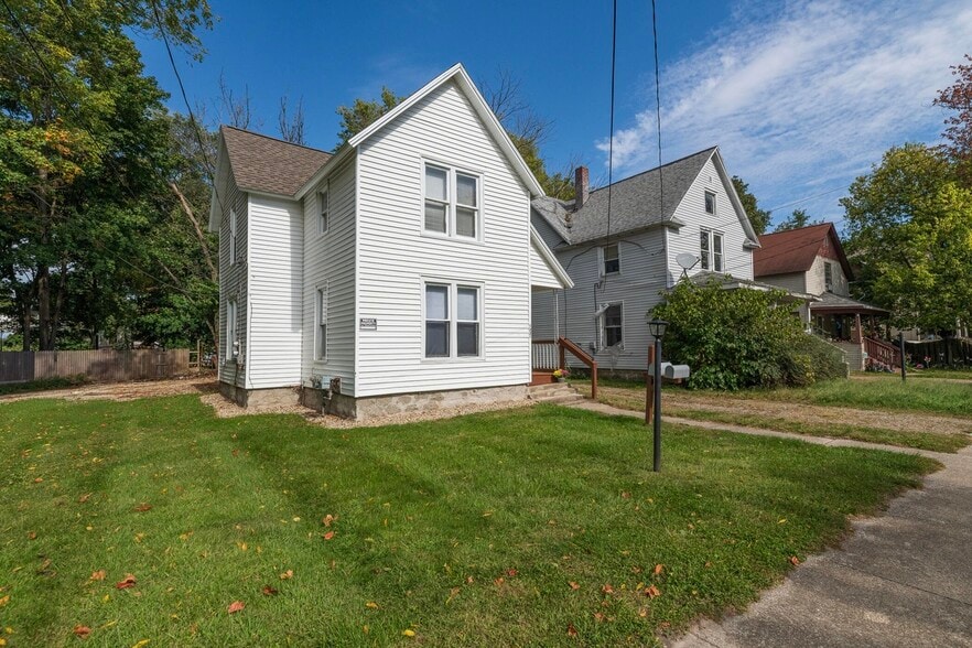 Building Photo - 1221 Wells Pl