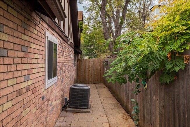 Building Photo - 7406 Shadow Hill Dr