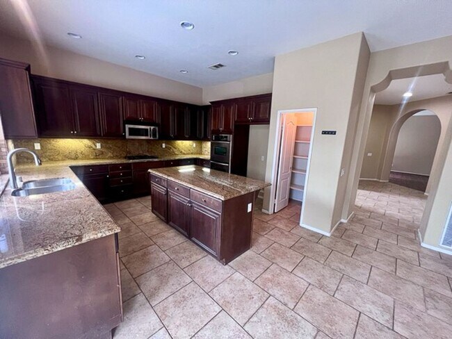 Building Photo - 5 bedroom Winchester home with a 3 car garage for LEASE!