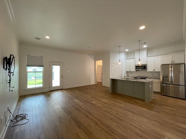 Building Photo - 3 Bedroom Garden Home in Stonelake Village...