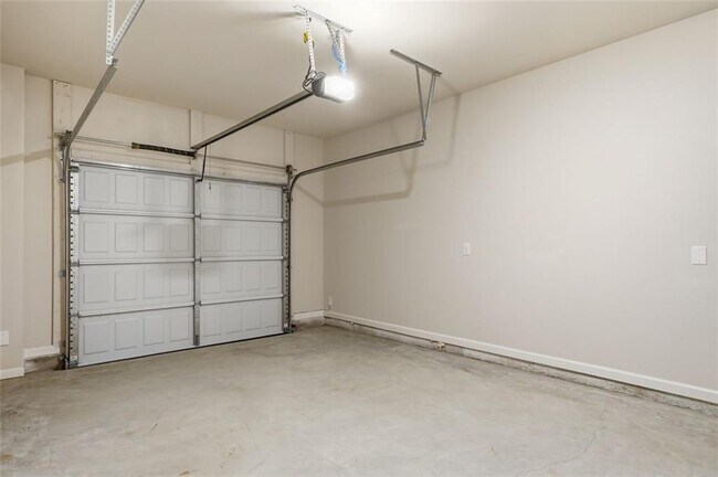 Building Photo - 204 Flier Dr