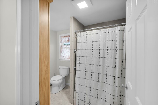 Building Photo - Fully Furnished Bright & Comfortable 1-Bedroom Cottage Available for Rent