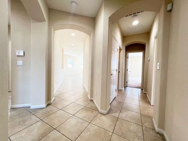 Building Photo - Wonderful one-story single-story property