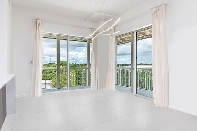 Building Photo - Top Floor Waterfront Condo - Renovated 1 B...