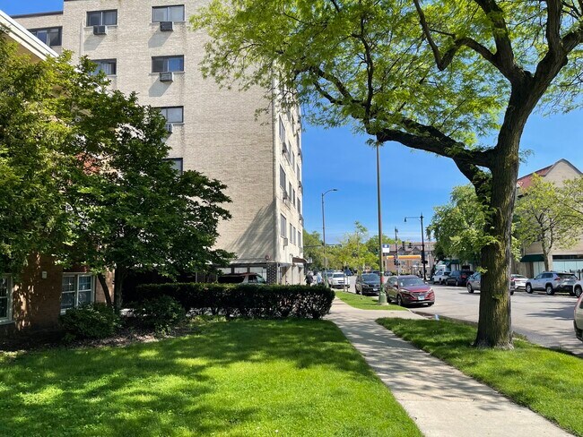 Building Photo - 7530 N Ridge Blvd