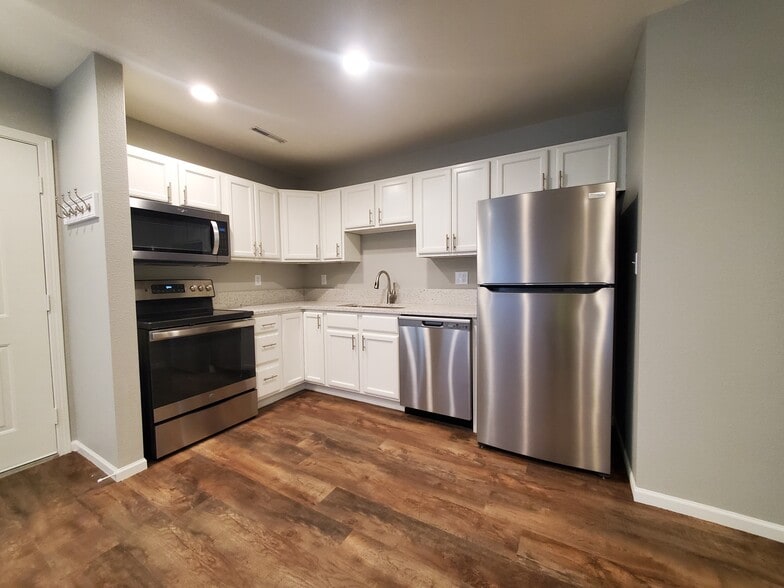 Primary Photo - 2322 College St